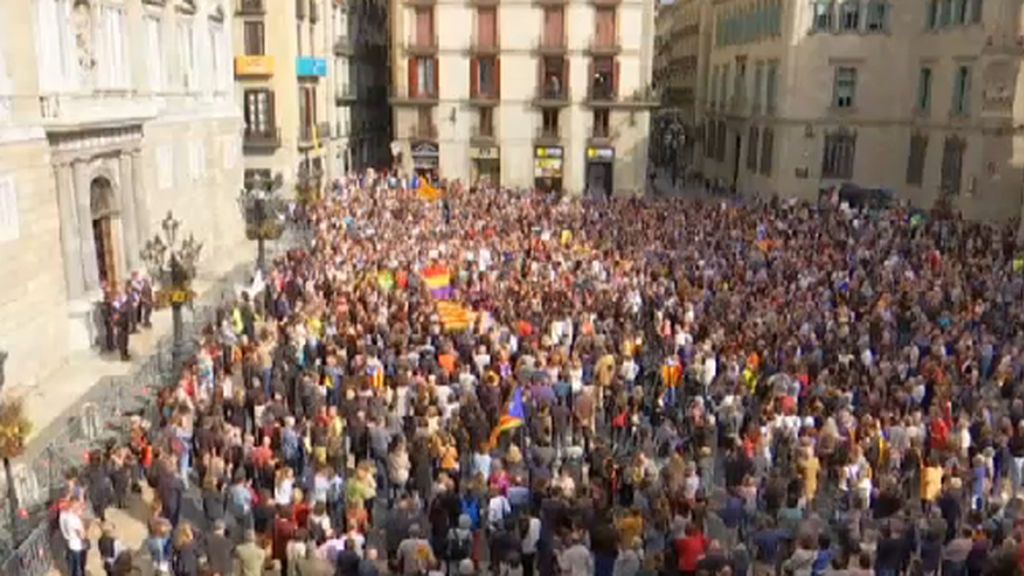 Multitudinaria concentración en la Plaza de Sant Jaume