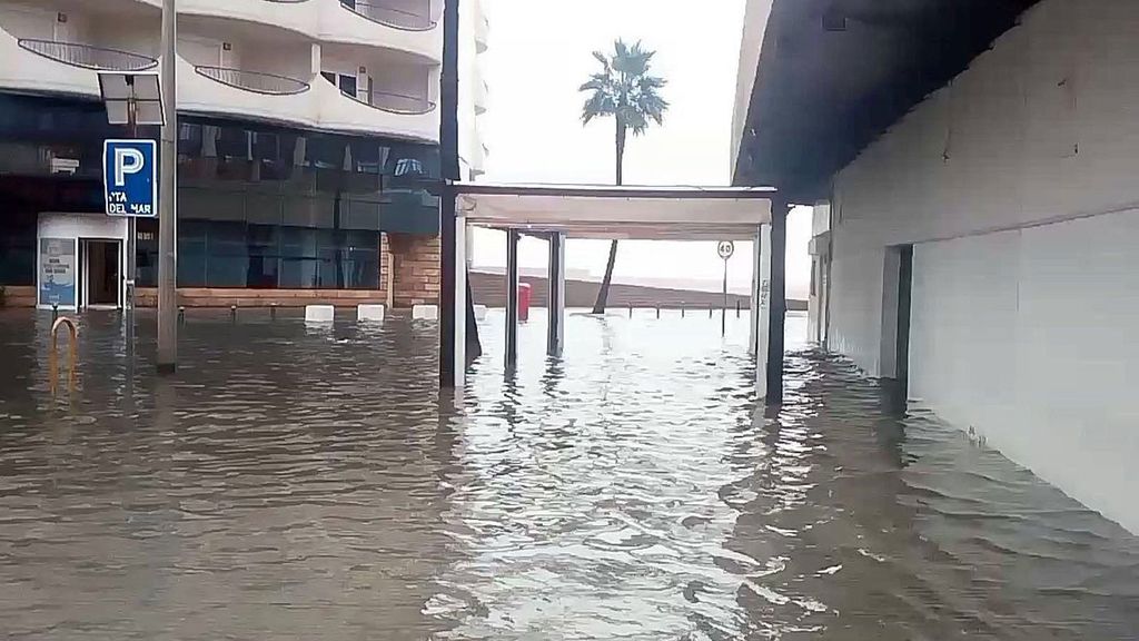 Más de 60 litros de metros cuadrados dejan esta imagen  del Hotel Playa Victoria en Cádiz