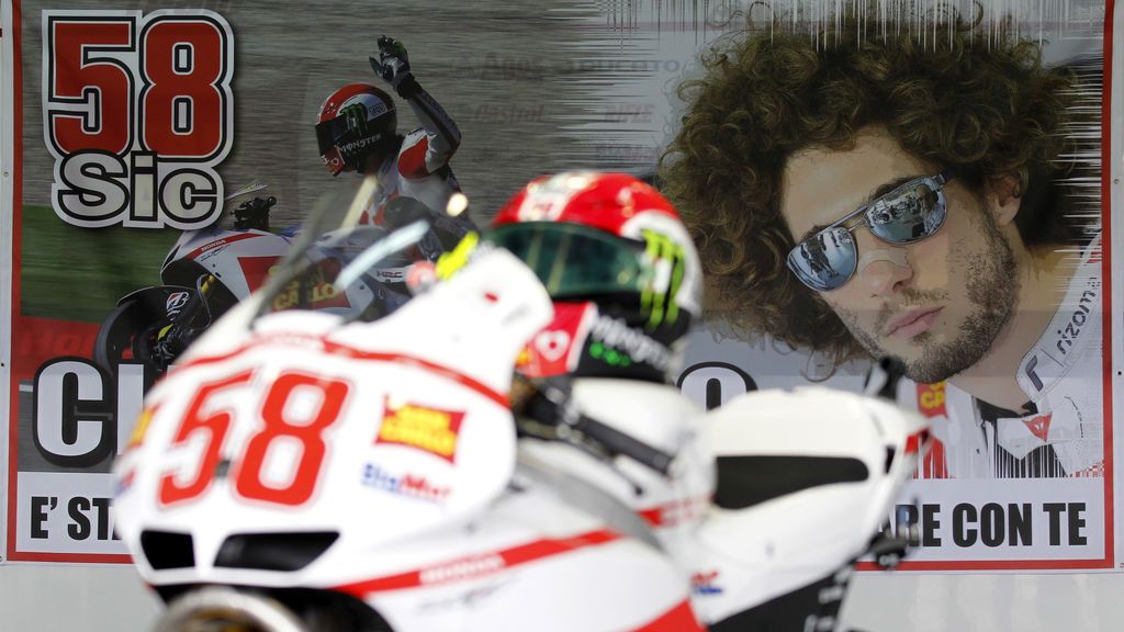 Una joven de Malasia devuelve a los padres de Simoncelli el guante que perdió el piloto en su accidente mortal