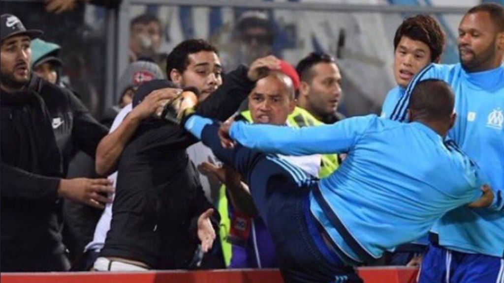 Patrice Evra, expulsado por dar una patada en la cabeza a un ultra de su equipo que le insultaba Patrice Evra, expulsado por dar una patada en la cabeza a un ultra de su equipo que le insultaba