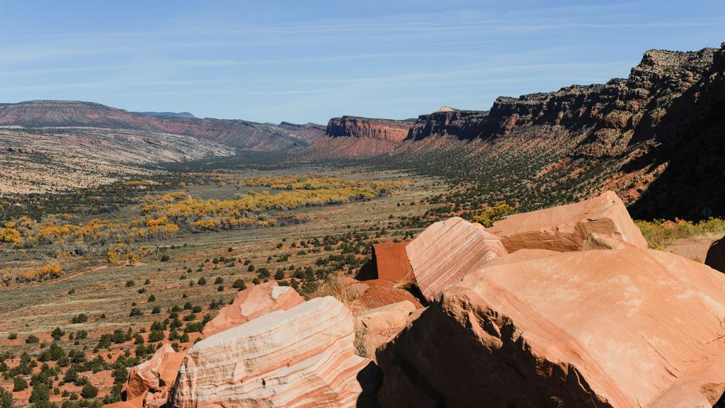Peine Lava corta de norte a sur Cedar Mesa en Bears Ears National Monument (EE.UU.)