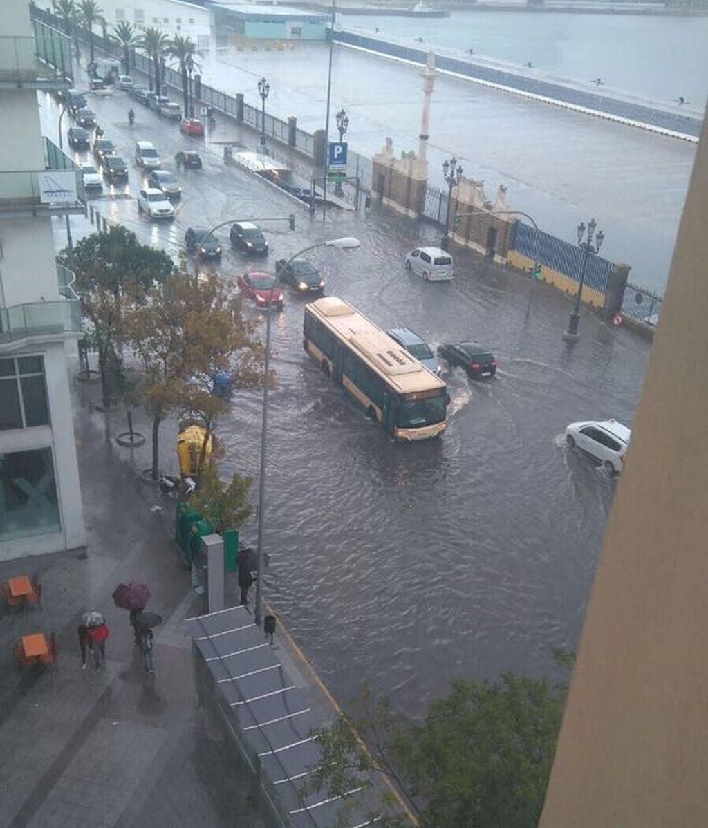 Paseo Canalejas junto al muelle: la lluvia ha dificultado el tráfico por la cantidad de agua caída por metro cuadrado