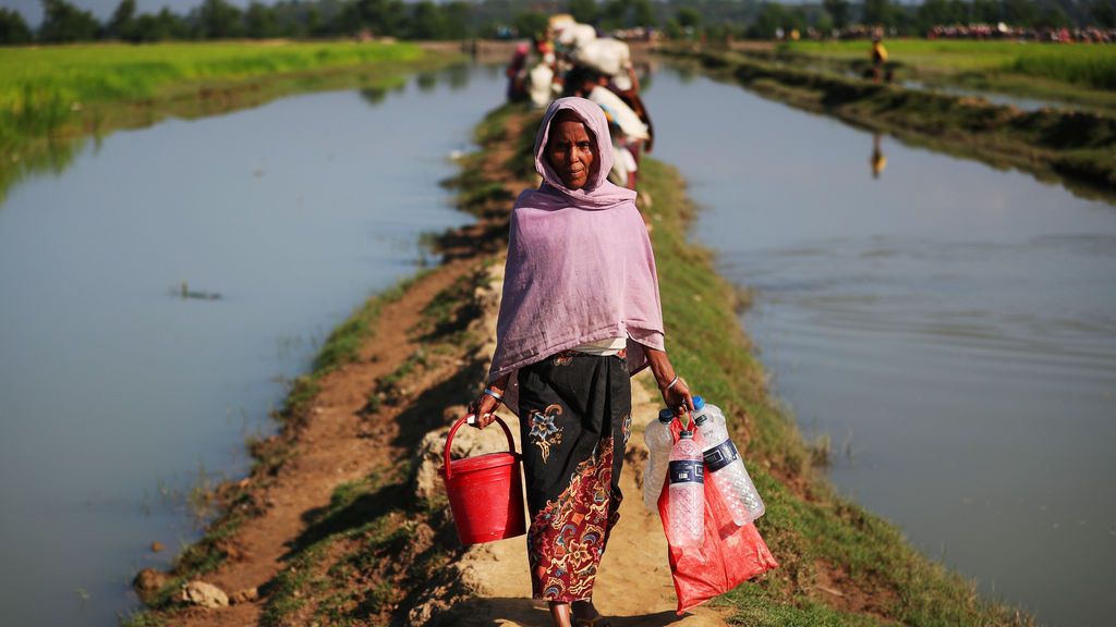 Un refugiado Rohingya se dirige a un campo de refugiados después de cruzar la frontera entre Bangladesh y Myanmar en Palong Khali, cerca de Cox's Bazar, Bangladesh
