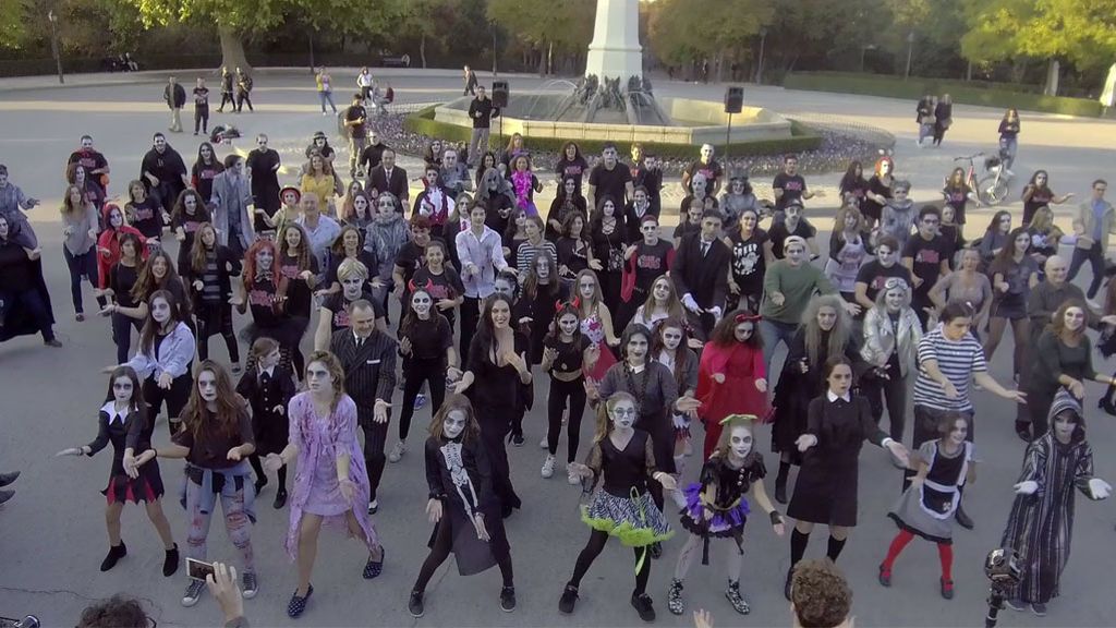 'La familia Addams': éxito en Halloween con este terrorífico 'flashmob' en pleno Retiro de Madrid