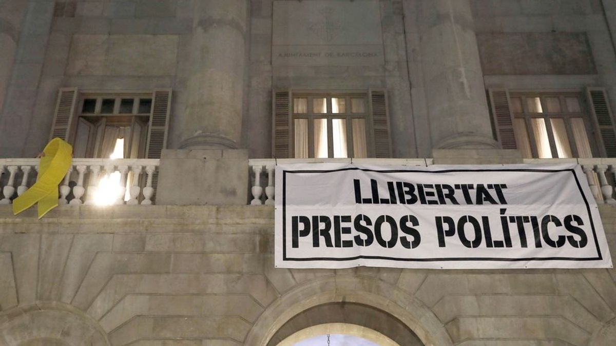 El Ayuntamiento de Barcelona pide en una pancarta la "libertad para los presos políticos"