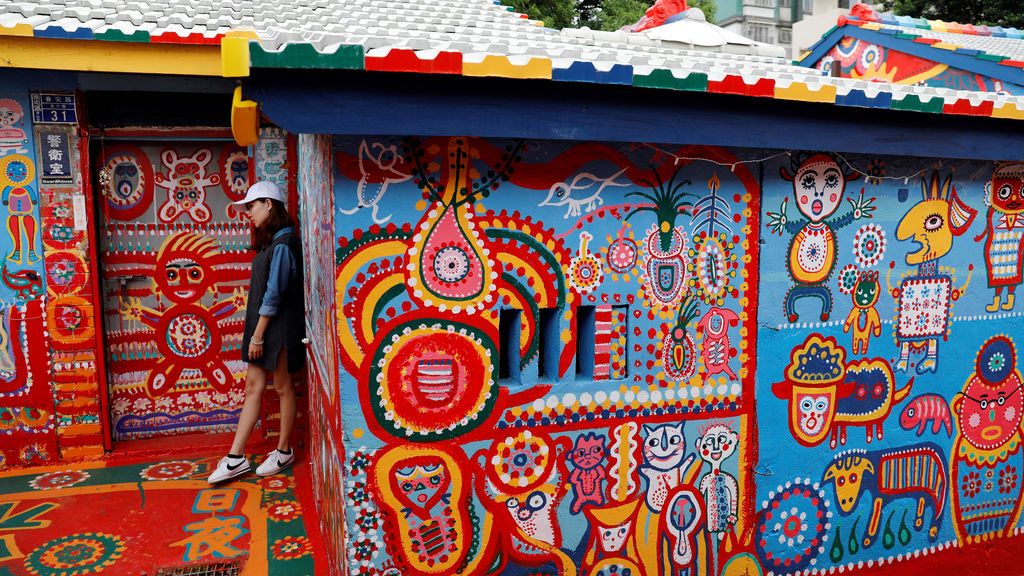 Turista posa en la aldea del arcoiris, en Taichung, Taiwán