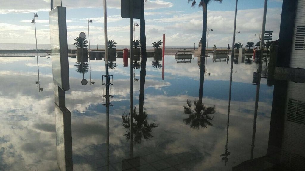 El paseo marítimo de Cádiz ¡doble!: así se refleja el cielo en el agua tras las lluvias