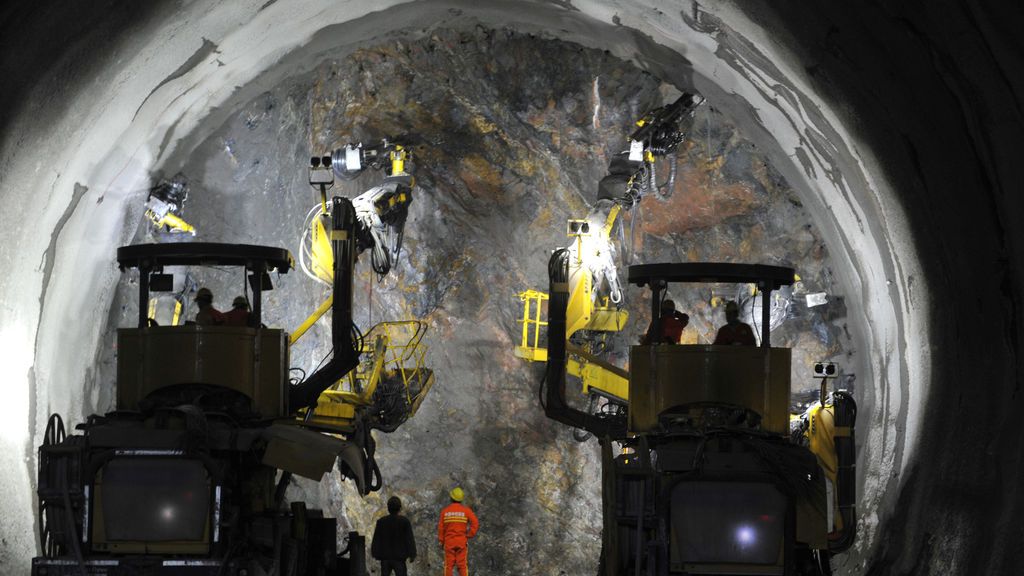 Los trabajadores se ven en un túnel para el ferrocarril de alta velocidad Beijing-Zhangjiakou en construcción en Beijing, China