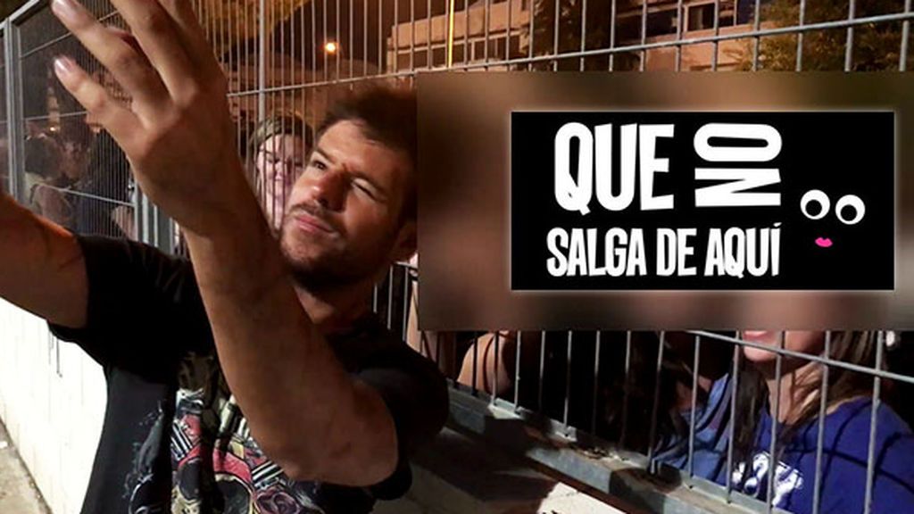 El 'show nonstop' de Pablo López con sus fans a la salida de 'La Voz'