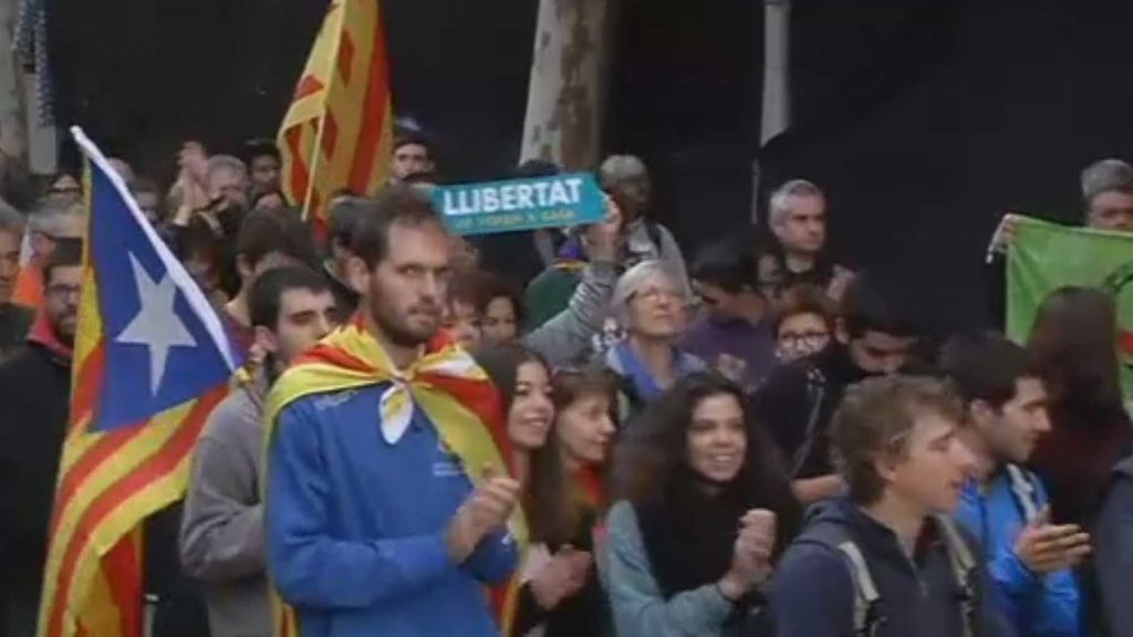 Estudiantes y profesores cortan las calles en Barcelona por la libertad de los exconsellers
