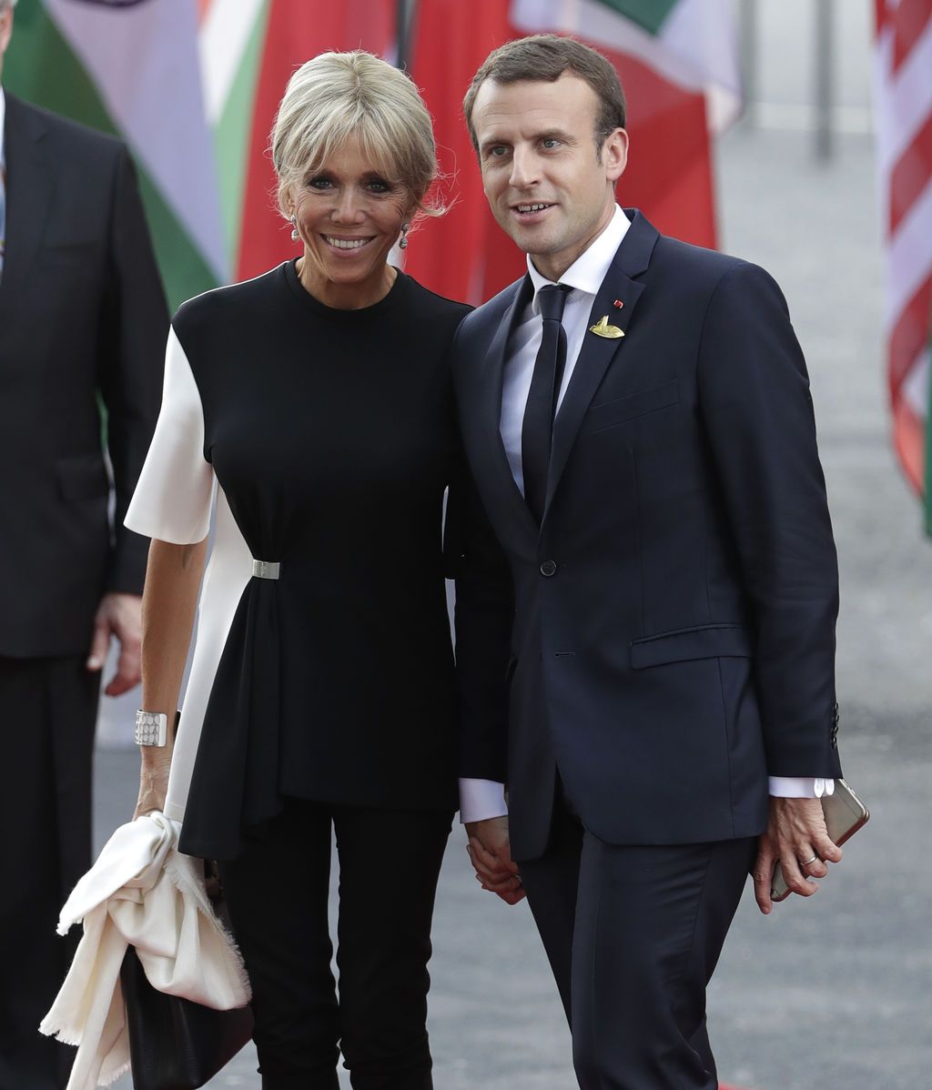 FOTO 3 (BRIGITTE Y MACRON)