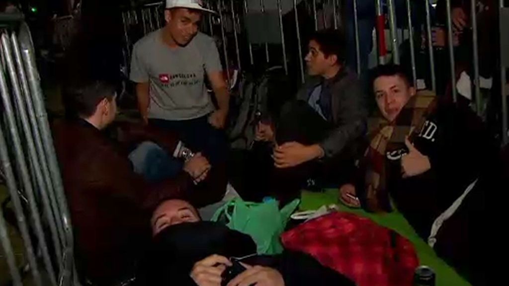Los incondicionales del iPhone X pasan la noche a las puertas de las tiendas de Apple