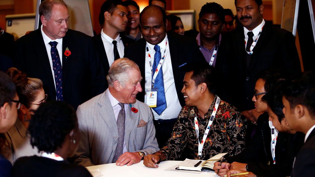 El Príncipe Carlos de Gran Bretaña habla con un joven durante la Cumbre de la Juventud de la Commonwealth en el Campus de la Universidad de Nottingham Malasia