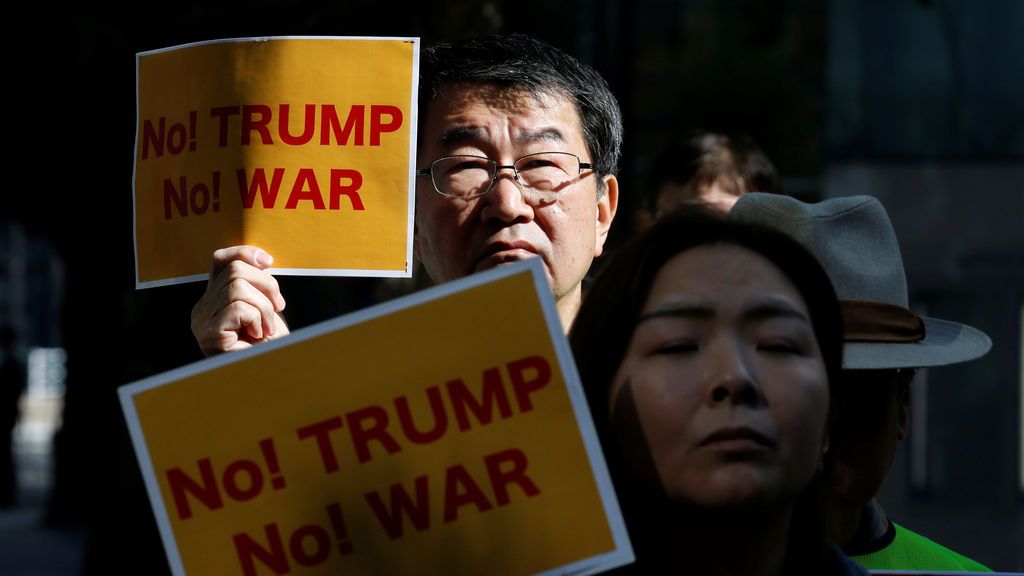 Los manifestantes sostienen pancartas durante una manifestación contra la visita del presidente estadounidense Donald Trump a Japón
