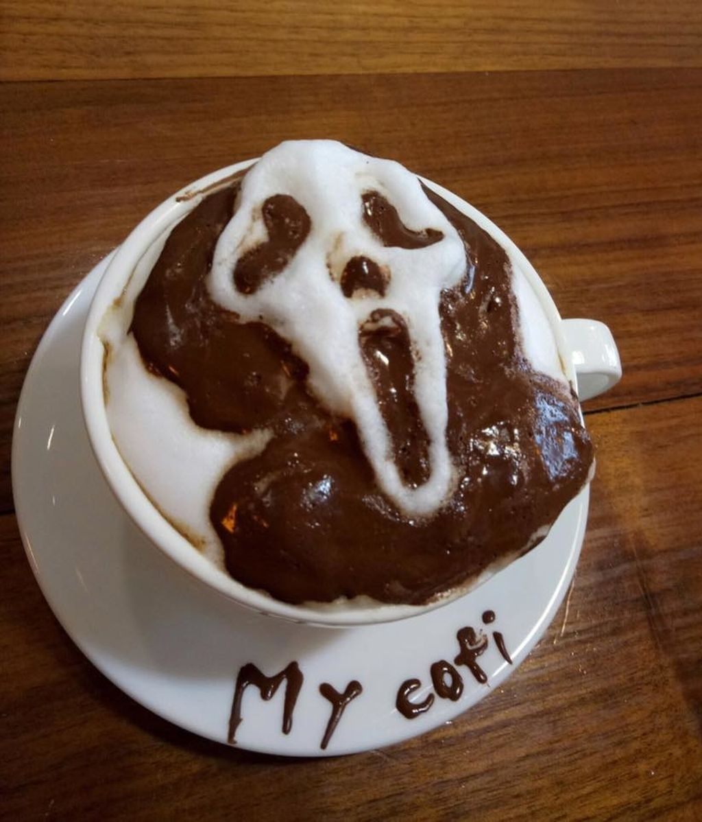 Chang Kuei Fang crea cualquier cosa sobre una taza de café solo con leche y chocolate