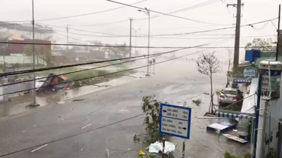 El tifón Damrey deja 19 muertos tras tocar tierra en Vietnam