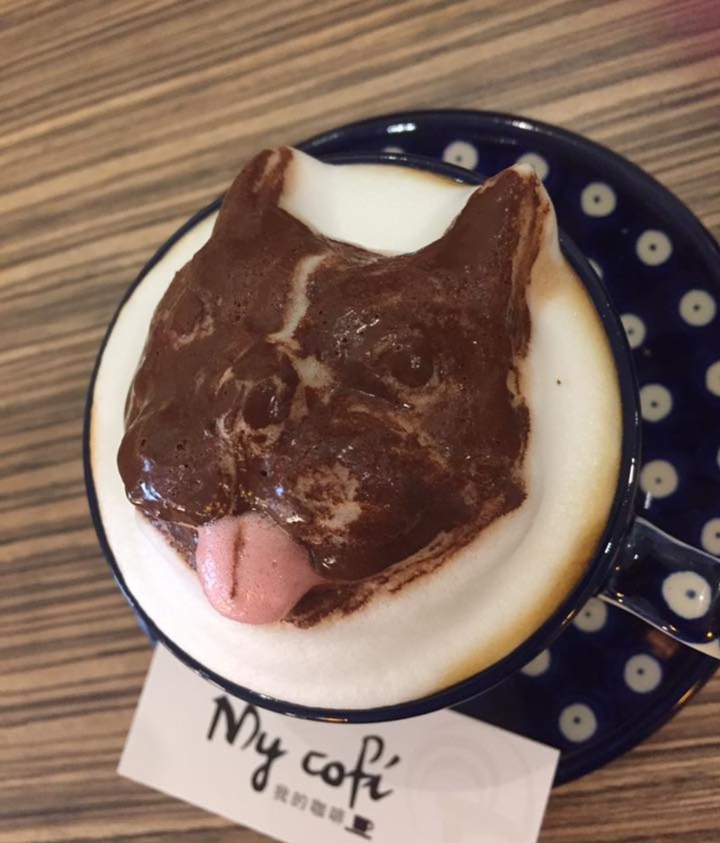 Chang Kuei Fang crea cualquier cosa sobre una taza de café solo con leche y chocolate