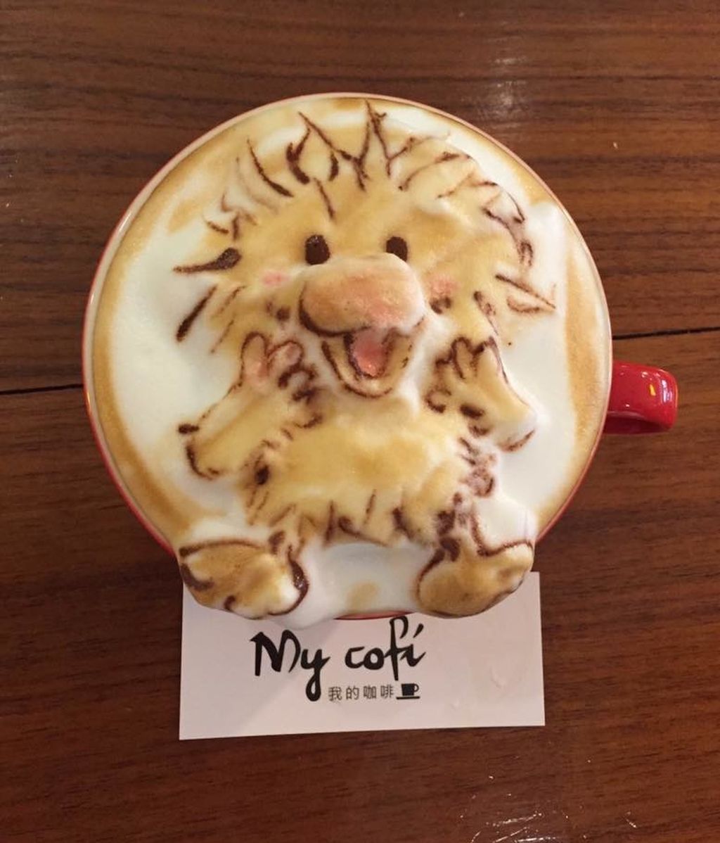 Chang Kuei Fang crea cualquier cosa sobre una taza de café solo con leche y chocolate