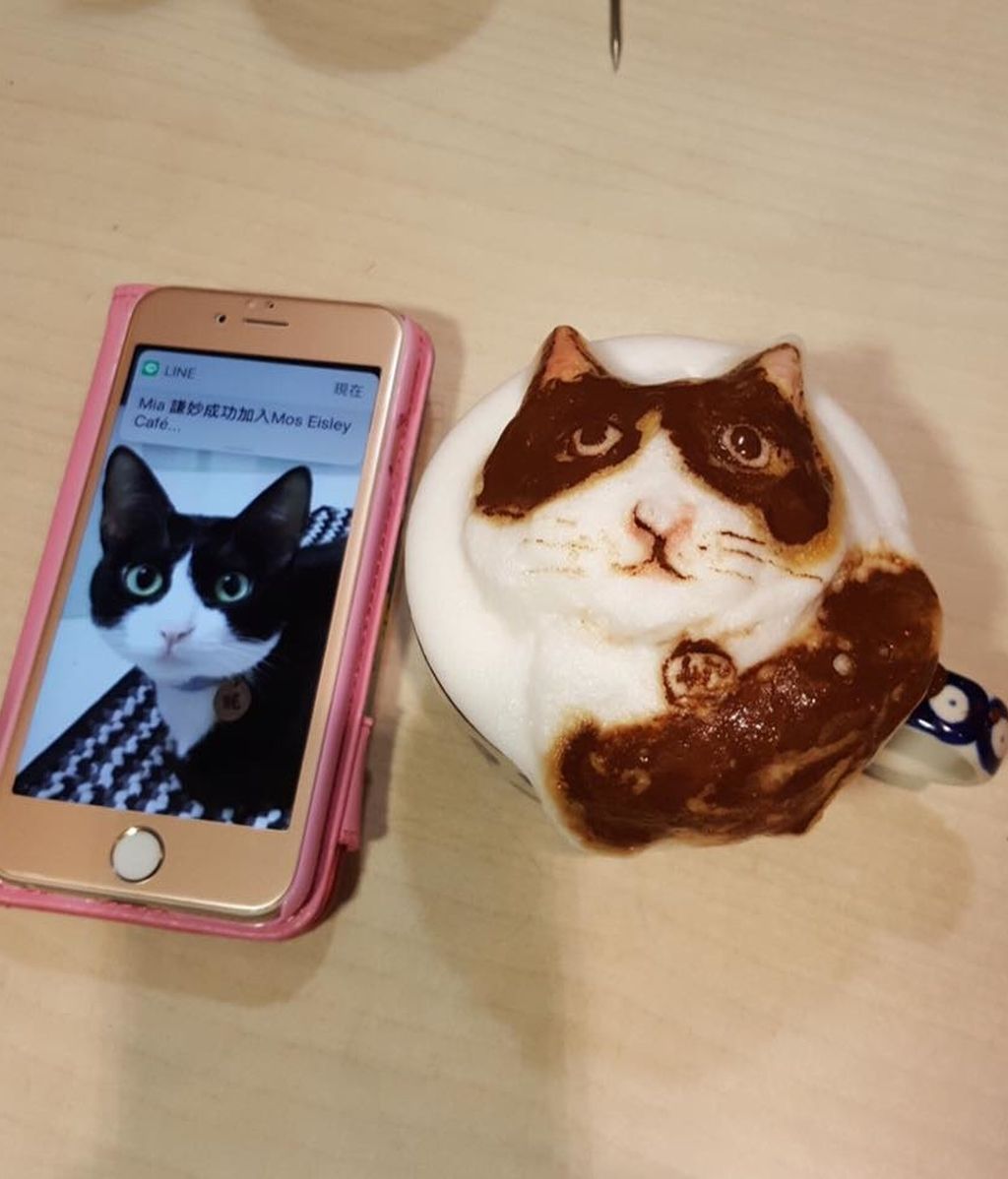 Chang Kuei Fang crea cualquier cosa sobre una taza de café solo con leche y chocolate