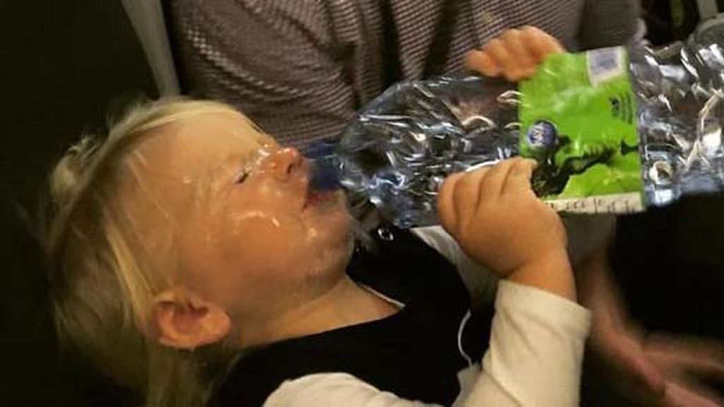 Esta niña se excedió al levantar la botella para beber agua
