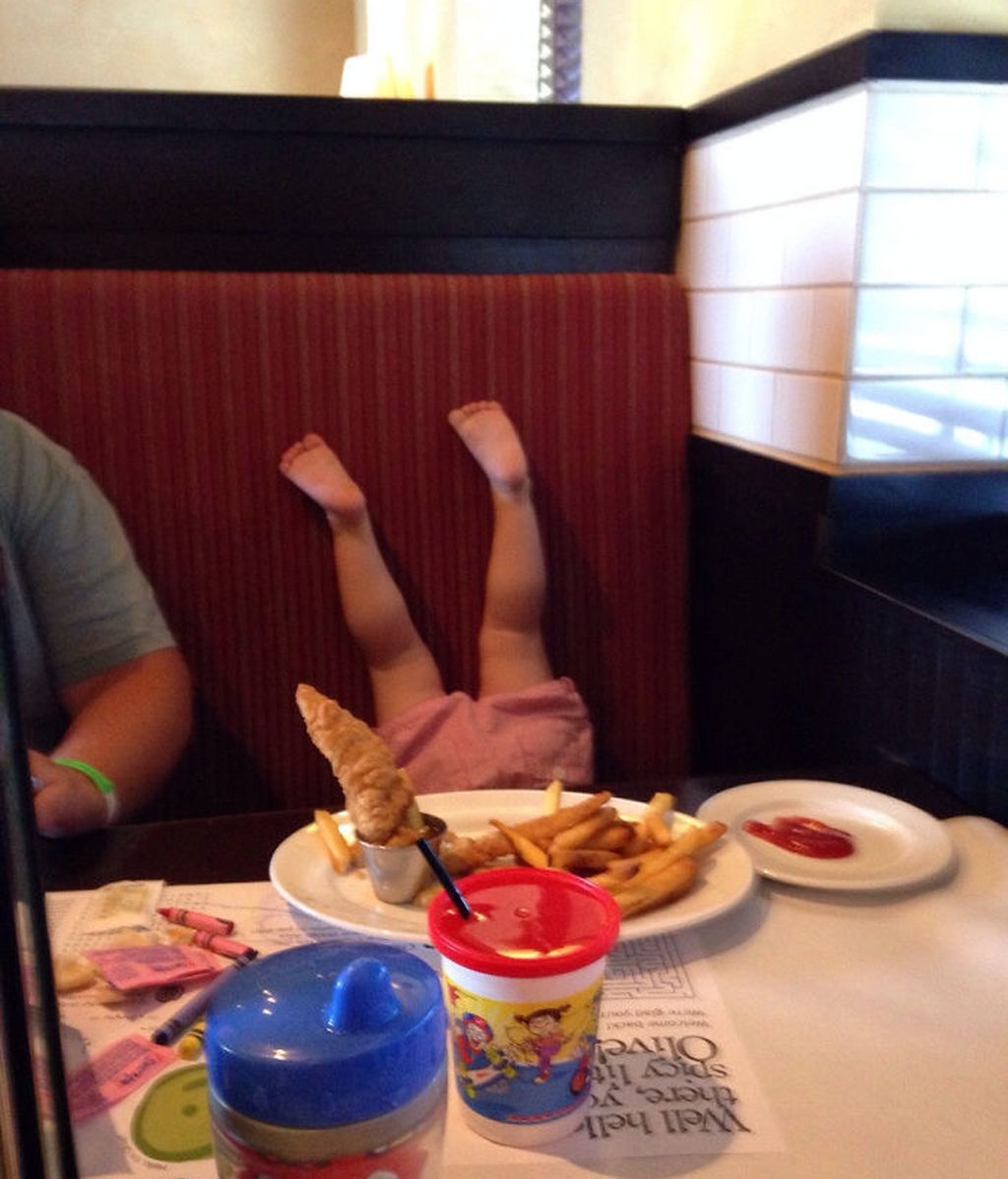 Esta niña no se sentó adecuadamente durante la comida