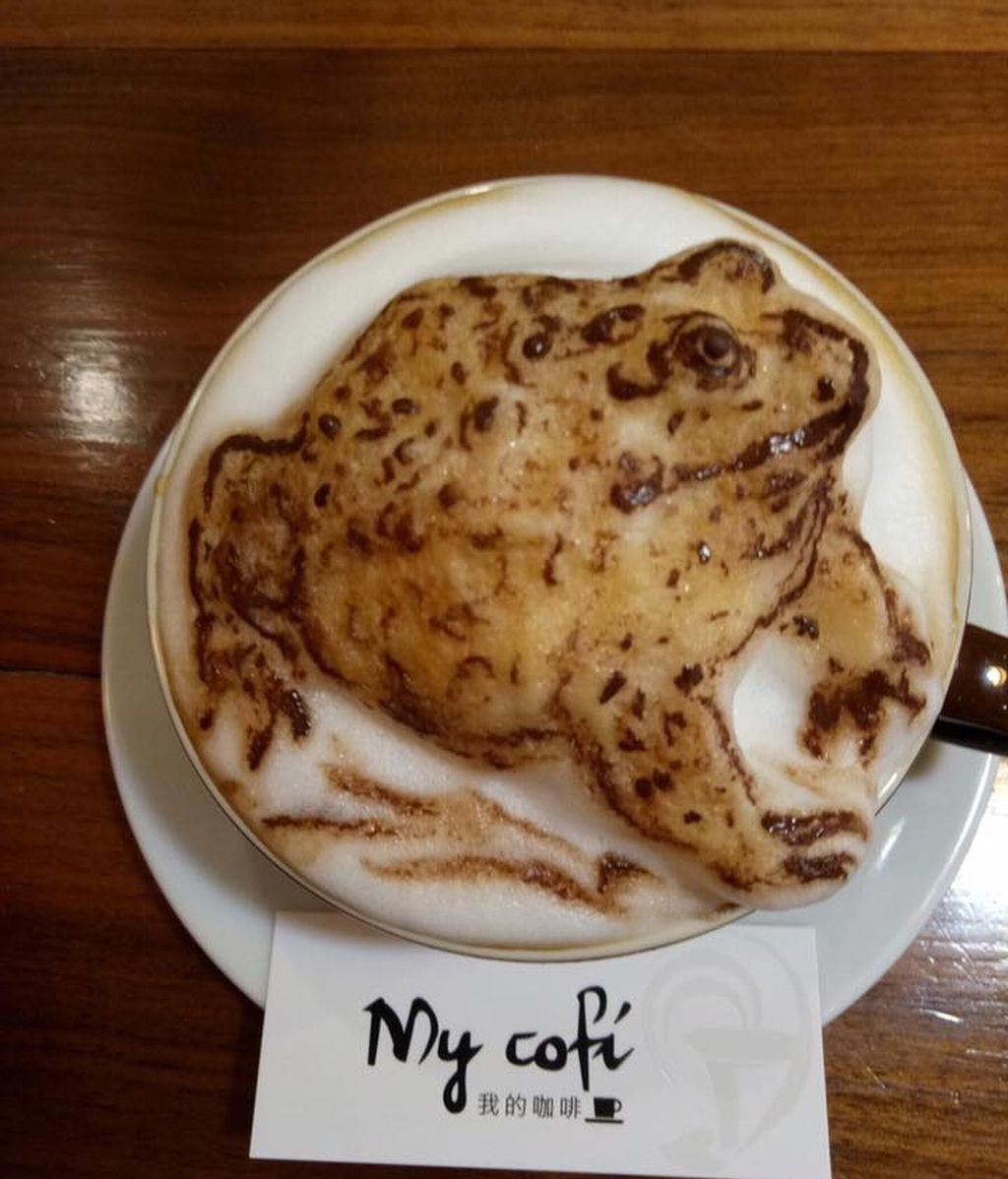Chang Kuei Fang crea cualquier cosa sobre una taza de café solo con leche y chocolate
