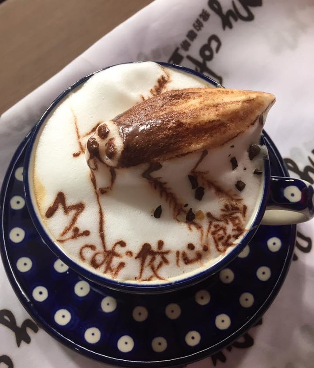 Chang Kuei Fang crea cualquier cosa sobre una taza de café solo con leche y chocolate