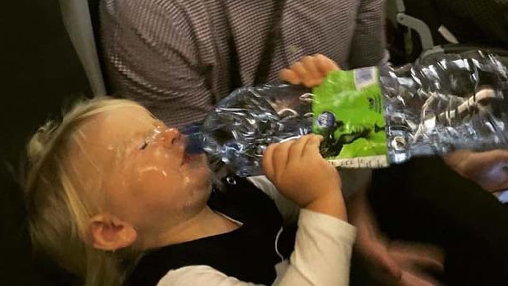 Esta niña se excedió al levantar la botella para beber agua