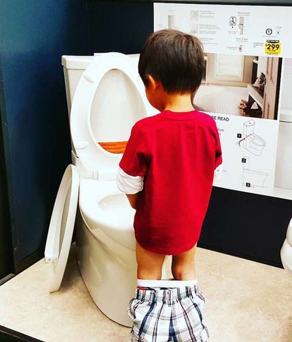 Este pequeño fue a una tienda de inodoros y utilizó uno de ellos