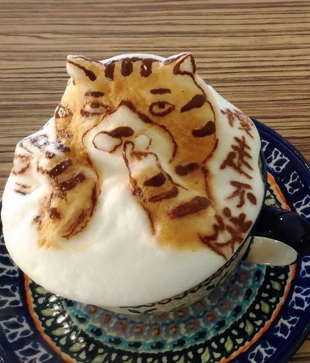 Chang Kuei Fang crea cualquier cosa sobre una taza de café solo con leche y chocolate