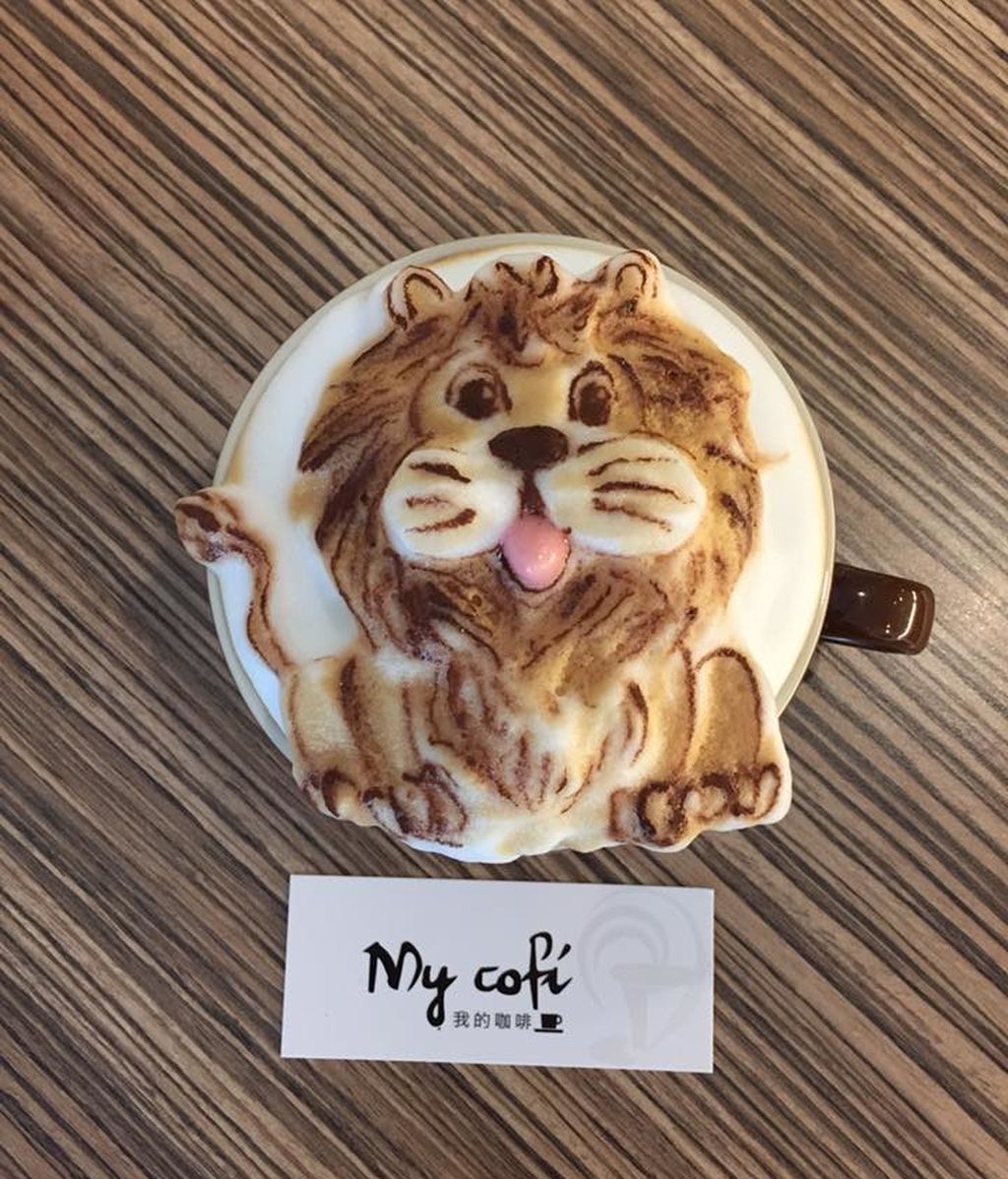 Chang Kuei Fang crea cualquier cosa sobre una taza de café solo con leche y chocolate