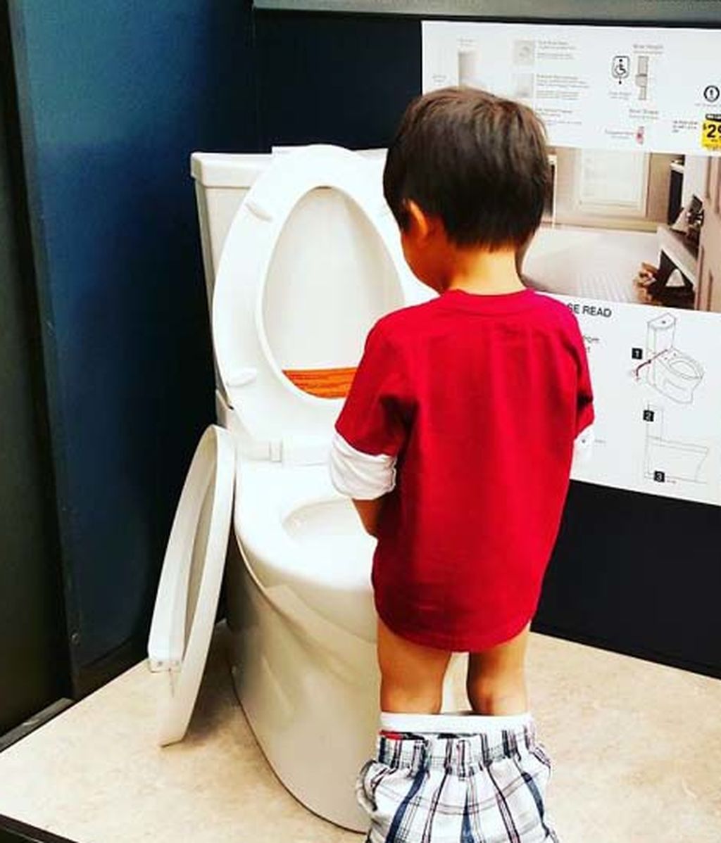 Este pequeño fue a una tienda de inodoros y utilizó uno de ellos