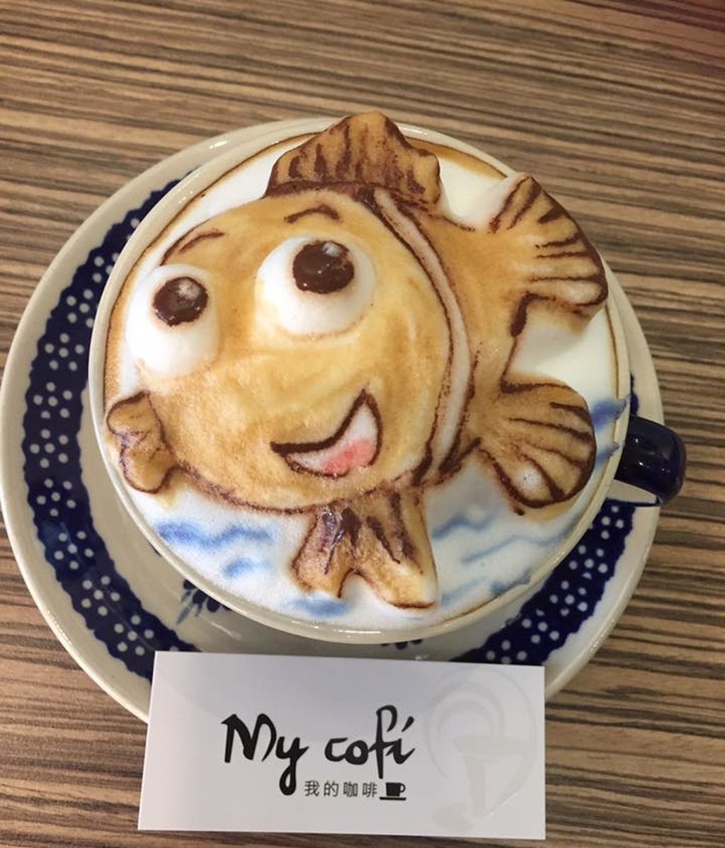 Chang Kuei Fang crea cualquier cosa sobre una taza de café solo con leche y chocolate