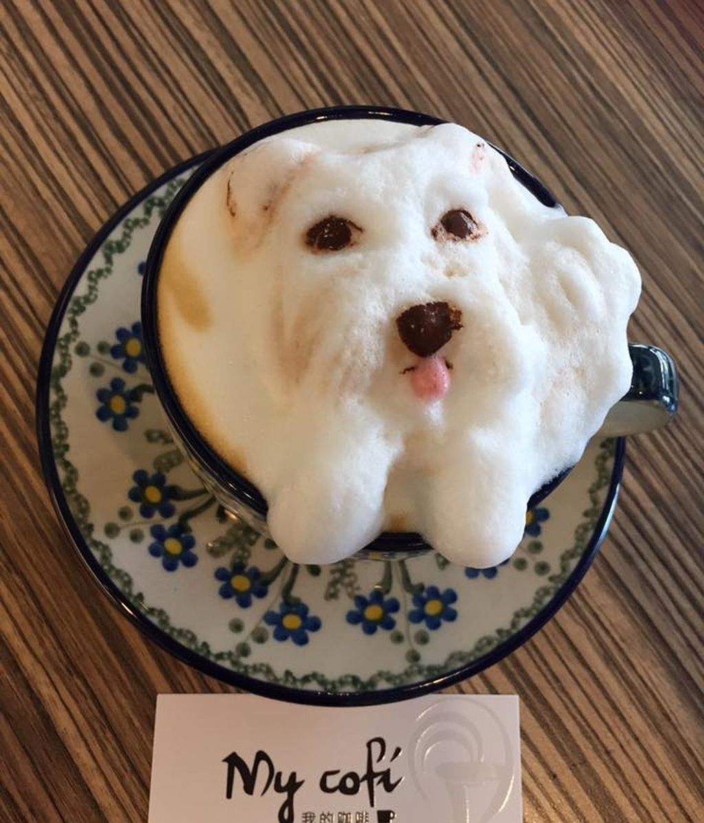 Chang Kuei Fang crea cualquier cosa sobre una taza de café solo con leche y chocolate