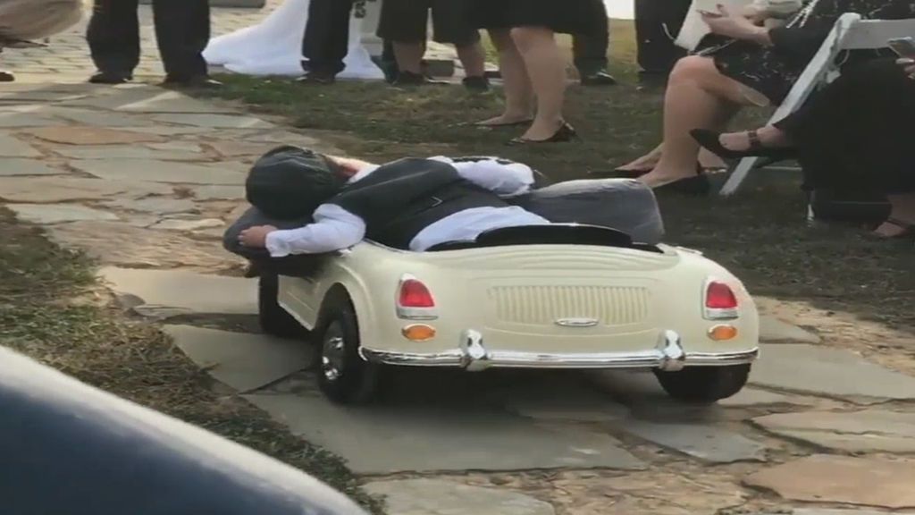 Debía llevar los anillos de boda al altar... ¡se quedó dormido por el camino!