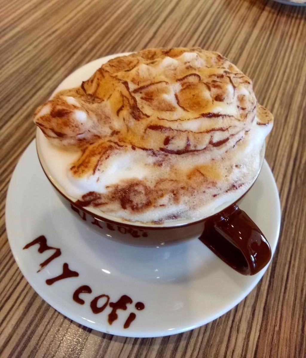 Chang Kuei Fang crea cualquier cosa sobre una taza de café solo con leche y chocolate