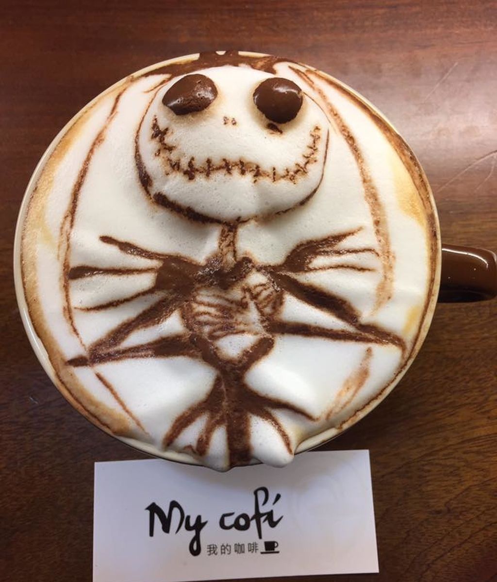 Chang Kuei Fang crea cualquier cosa sobre una taza de café solo con leche y chocolate