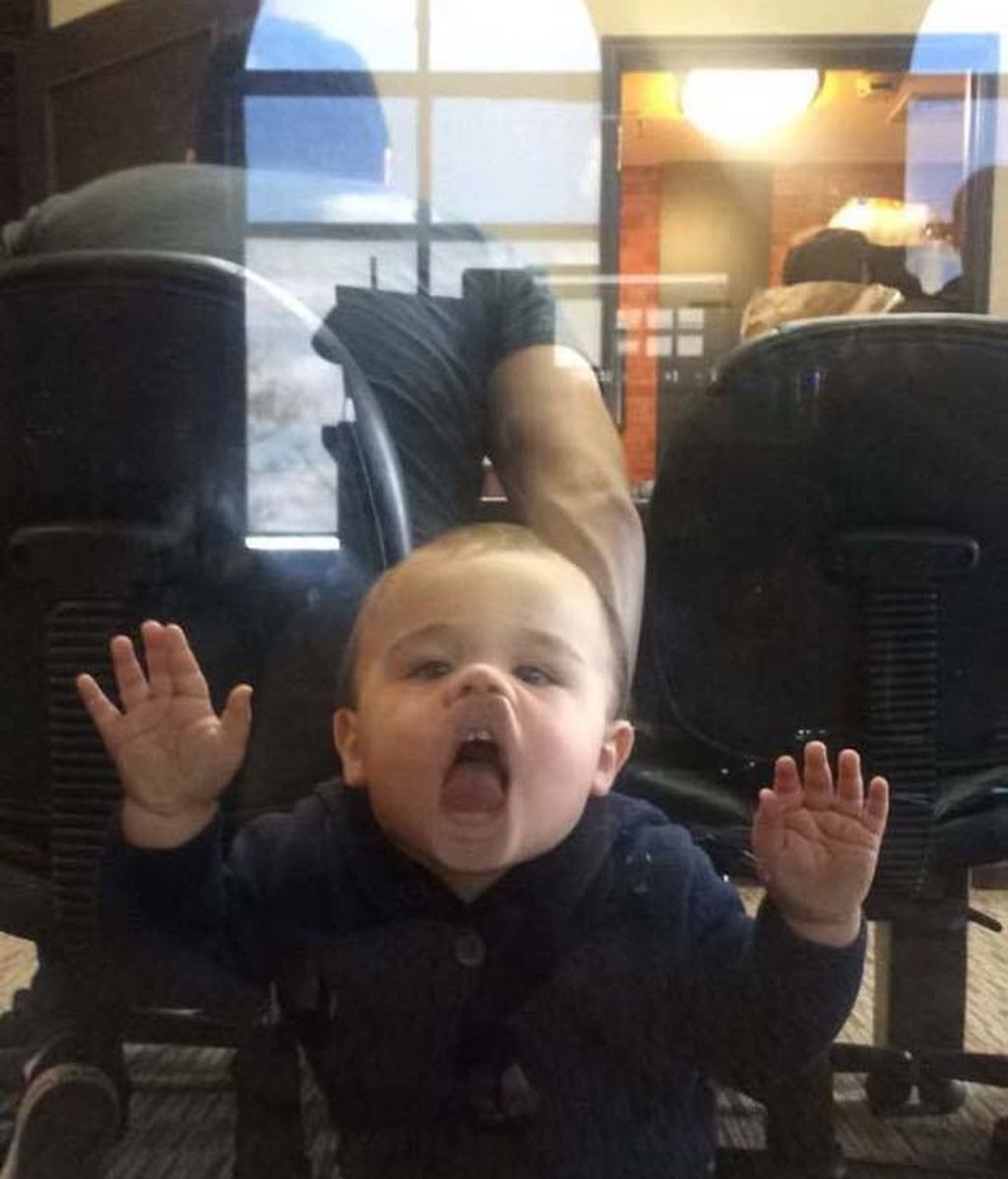 Le llevaron al trabajo y se dedicó a poner caras frente al cristal