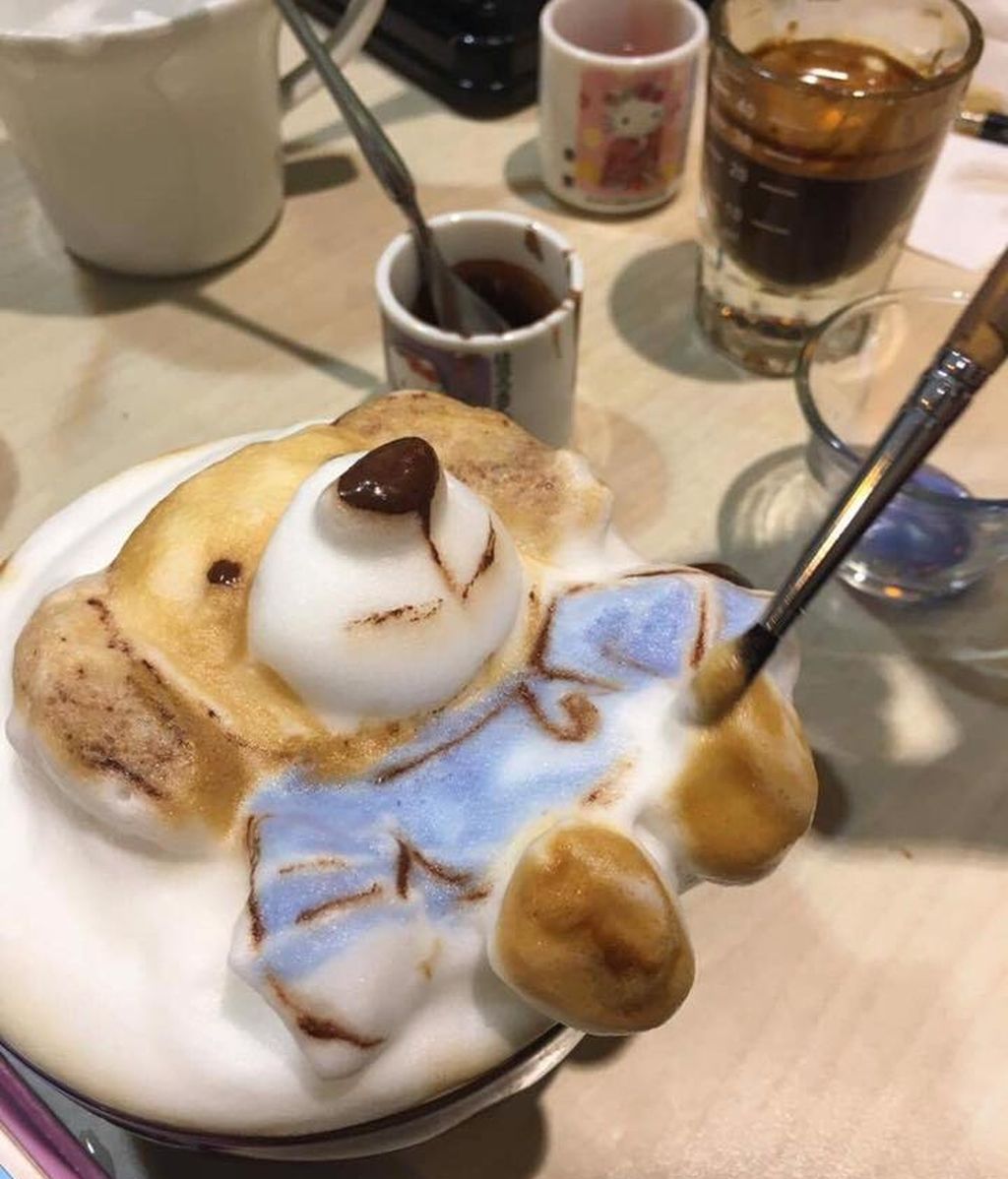 Chang Kuei Fang crea cualquier cosa sobre una taza de café solo con leche y chocolate