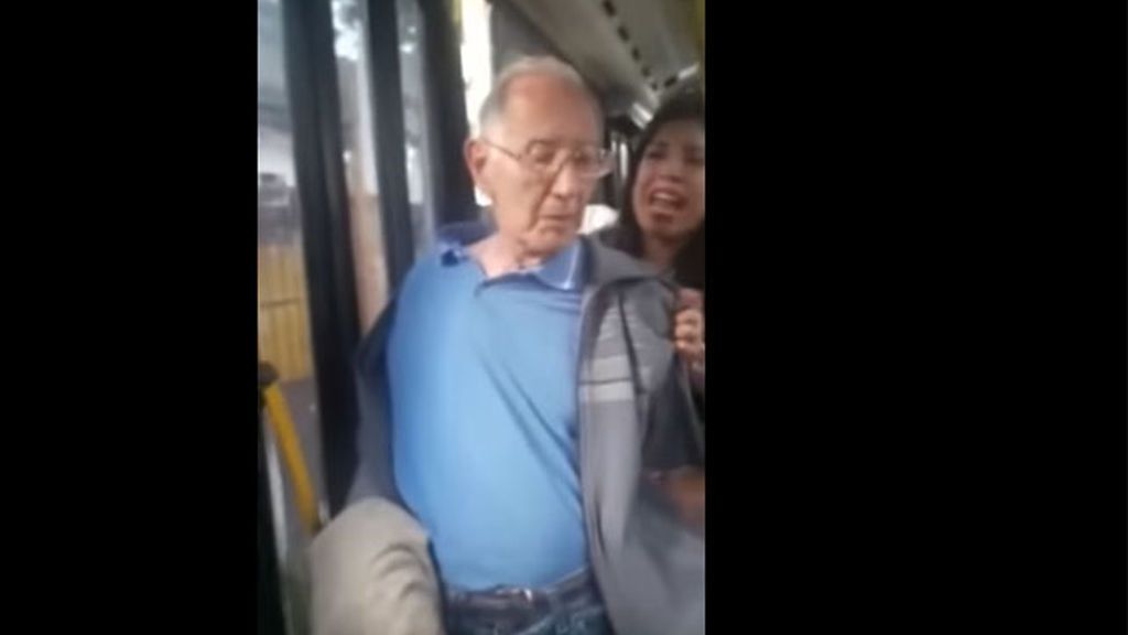 Una  joven denuncia una agresión sexual en un autobús: un hombre eyaculó en su brazo