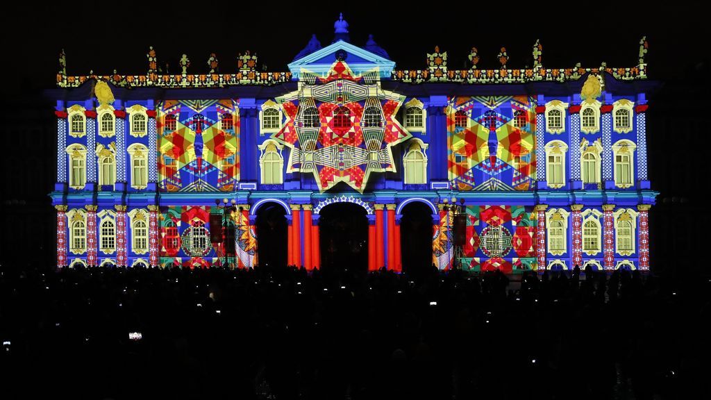 San Petersburgo se cubre de luz para celebrar el centenario de la Revolución Rusa