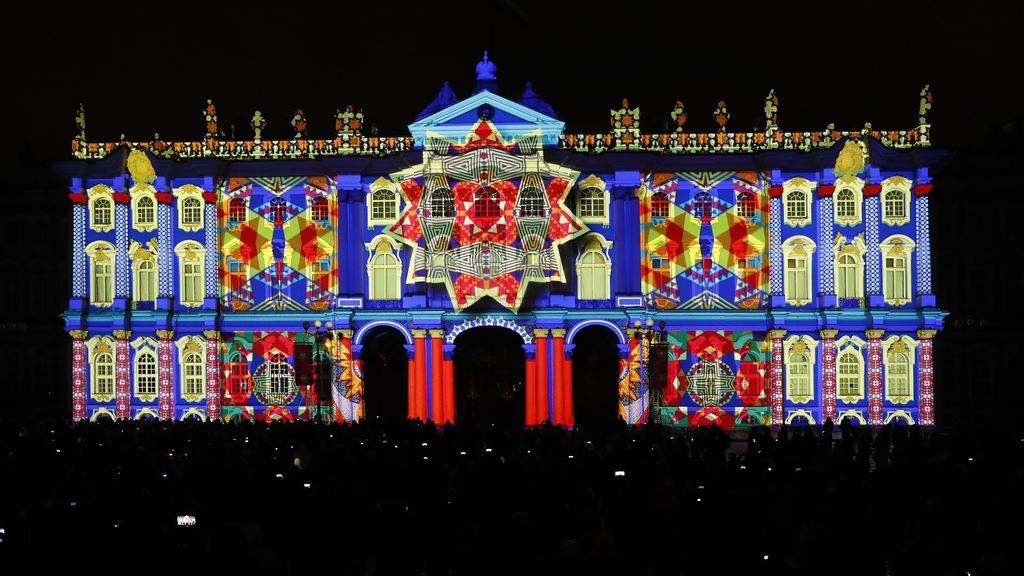San Petersburgo se cubre de luz para celebrar el centenario de la Revolución Rusa