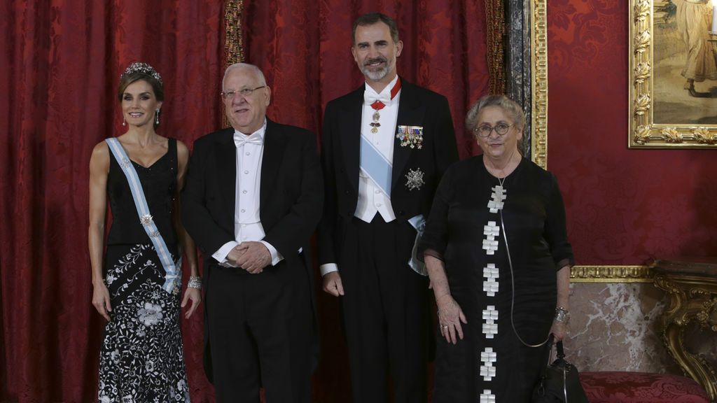 Los Reyes reciben en el Palacio Real al presidente israelí, Reuven Rivlin, y a su esposa