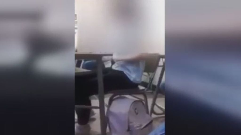 La vergonzosa reacción de una alumna cuando su profesora le llama la atención