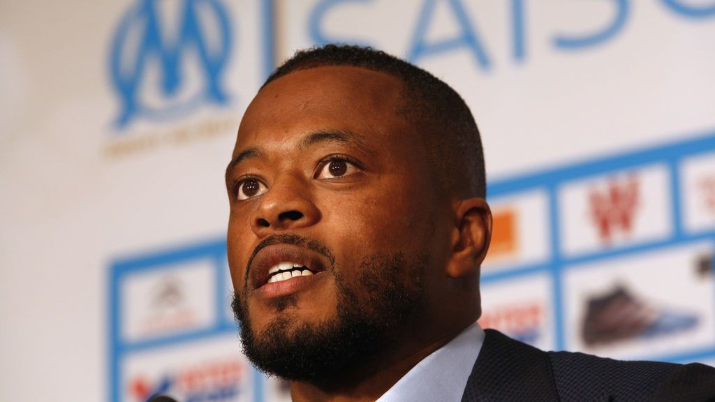 Evra da las gracias por “el apoyo” tras agredir con una patada a un ultra que le insultaba con cánticos racistas