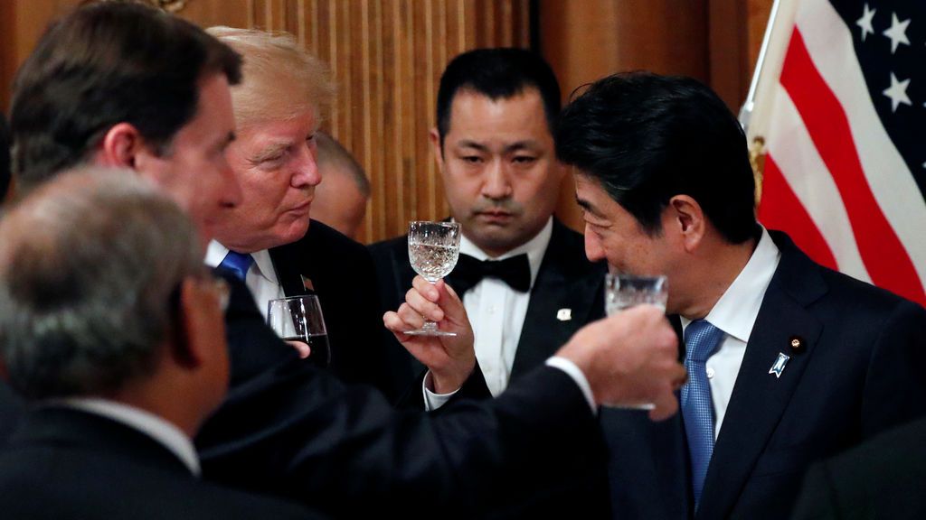 Trump llega a Japón, primera parada de su gira asiática