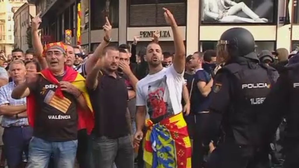 Un juez imputa a trece ultras de extrema derecha por los altercados en Valencia