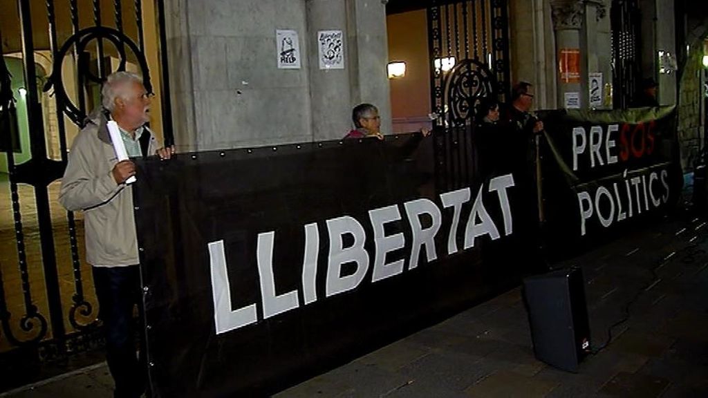 Concentración frente al Ayuntamiento de Gerona por la libertad de los "presos políticos"