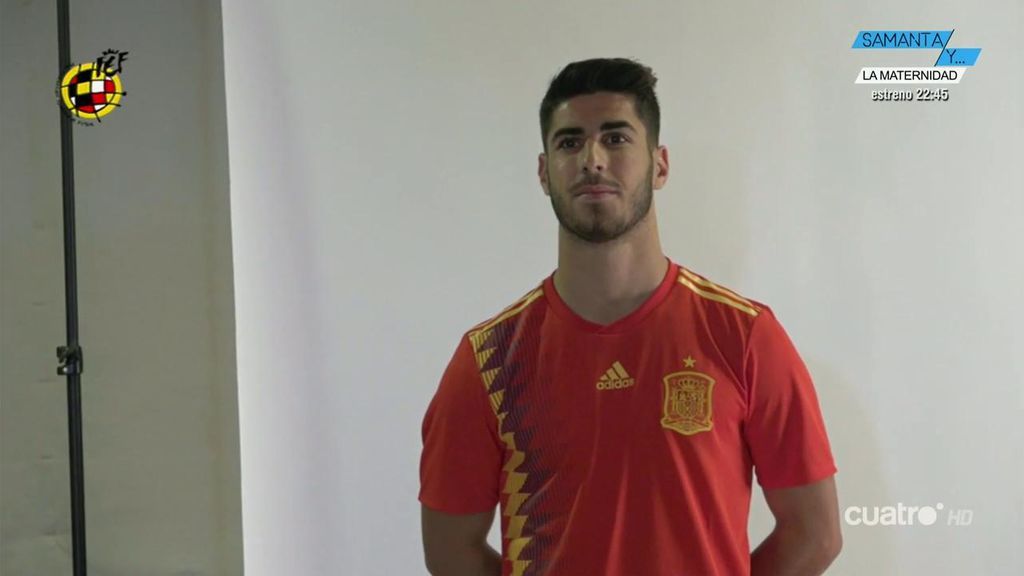 Los jugadores de La Roja ya posan con la polémica camiseta: así se diseñó en Alemania