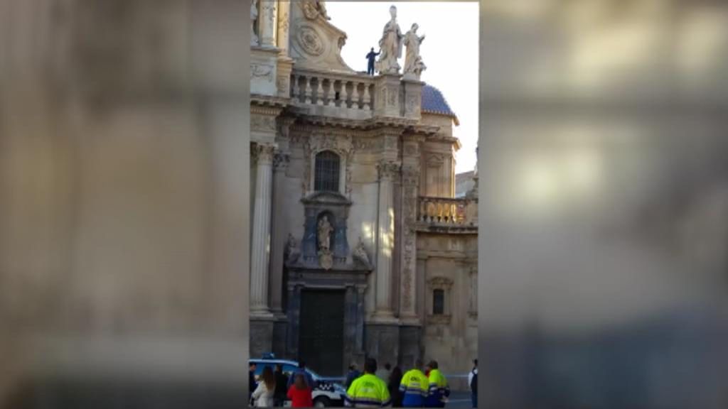 Un hombre se encarama a la fachada de la Catedral de Murcia